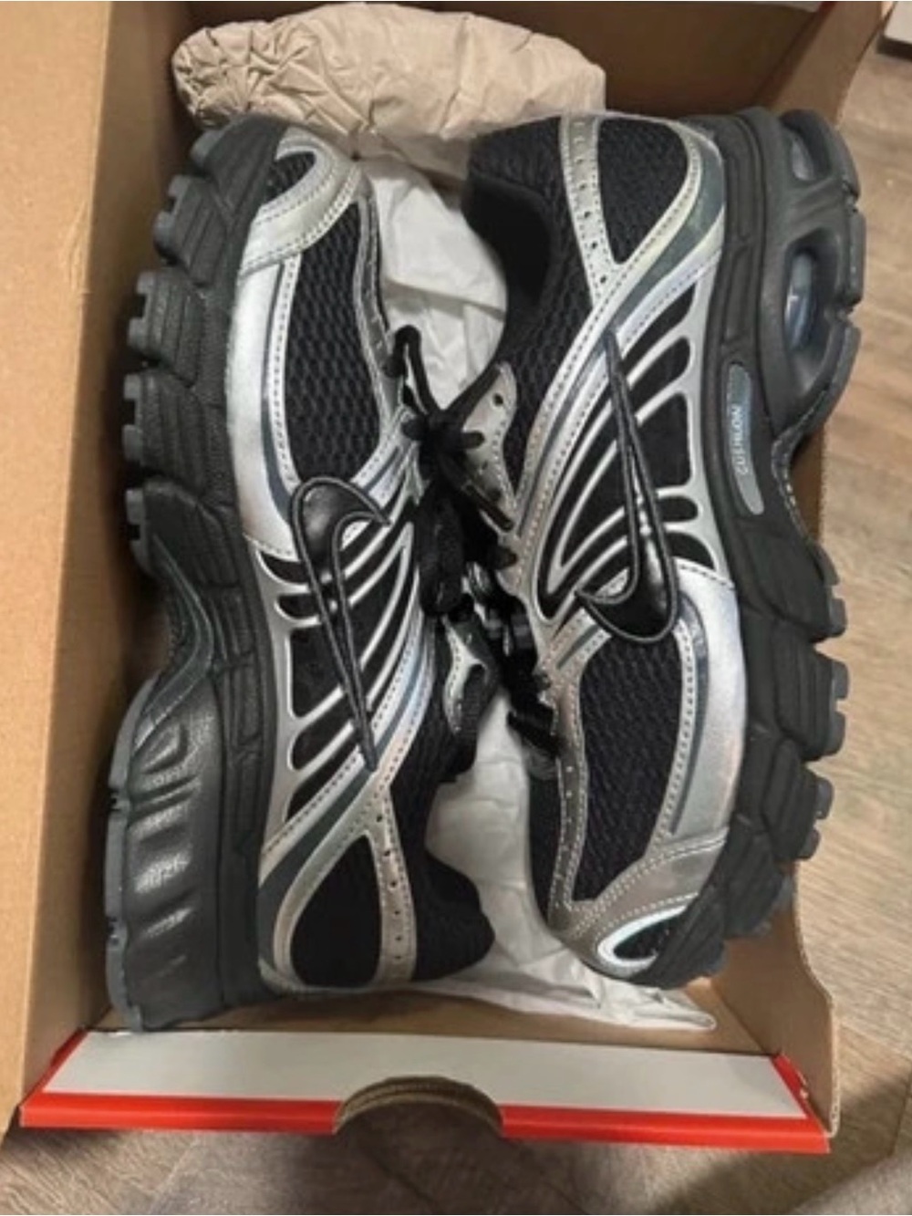 Nike Men’s Black and Silver Athletic Running Sneakers